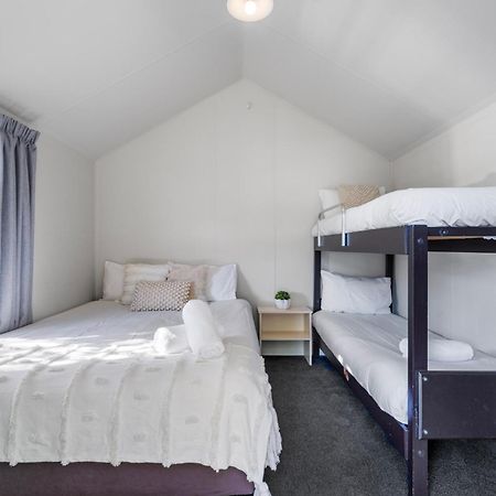 Tasman Holiday Parks พิคตัน ภายนอก รูปภาพ A bunk bed in a bedroom