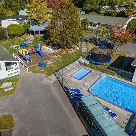 Tasman Holiday Parks พิคตัน ภายนอก รูปภาพ Aerial view of the school's swimming pool