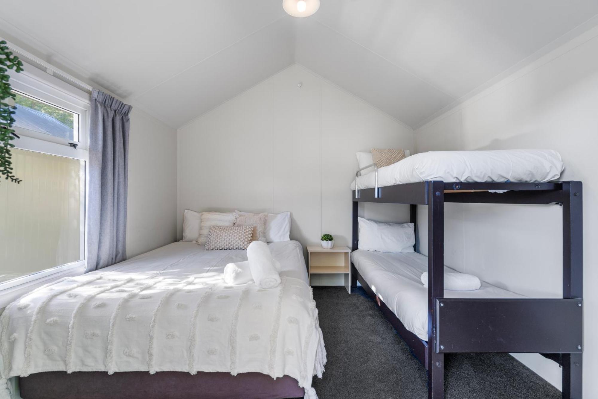 Tasman Holiday Parks พิคตัน ภายนอก รูปภาพ A bunk bed in a bedroom