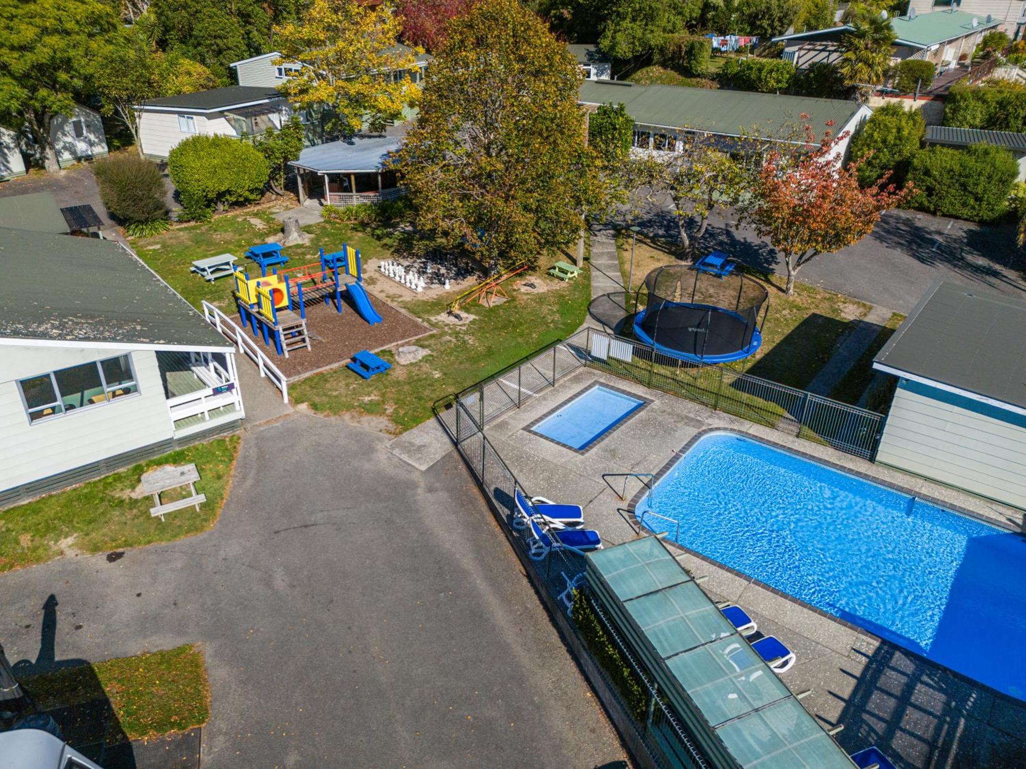 Tasman Holiday Parks พิคตัน ภายนอก รูปภาพ Aerial view of the school's swimming pool