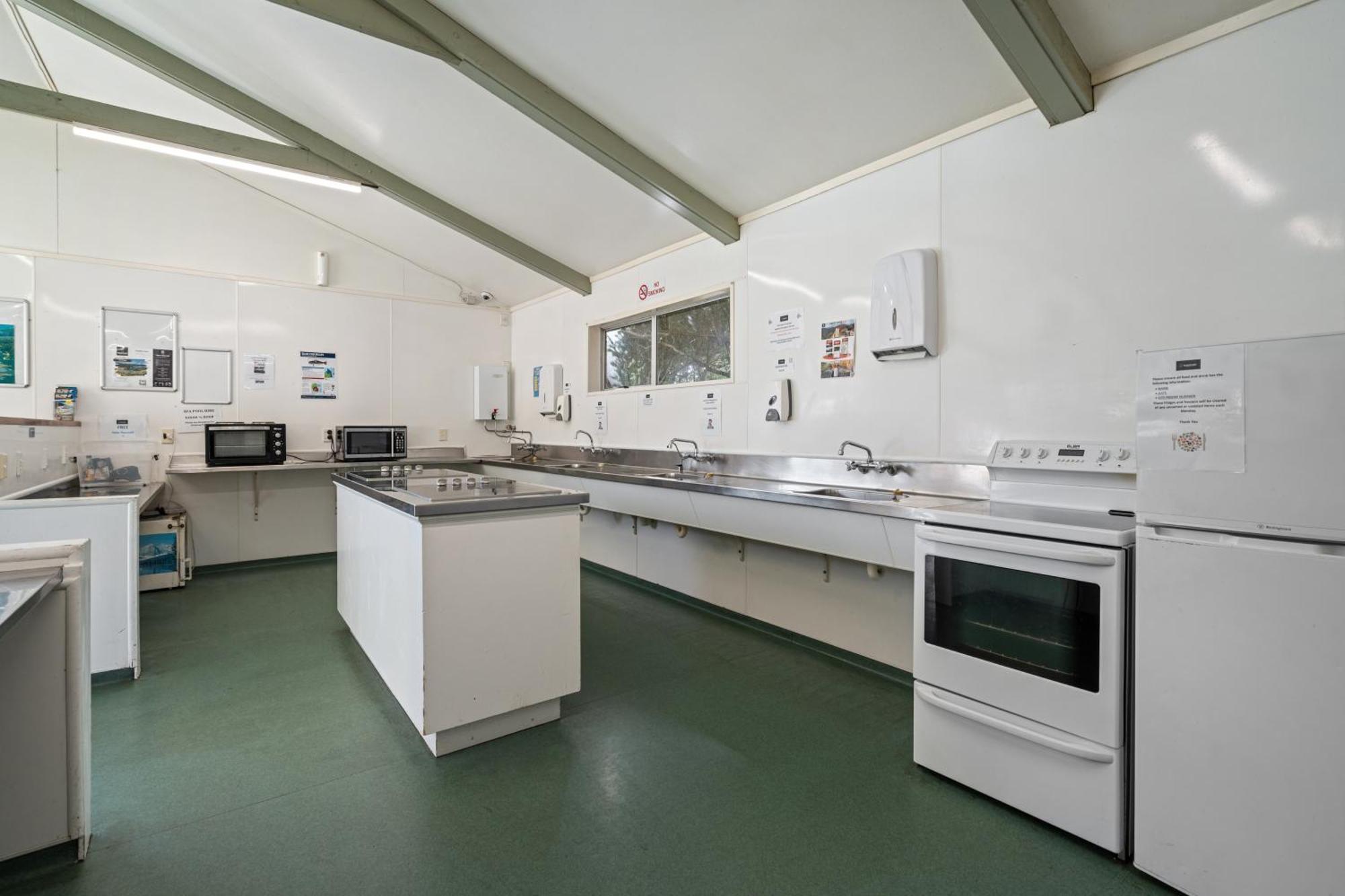 Tasman Holiday Parks พิคตัน ภายนอก รูปภาพ The kitchen at the station