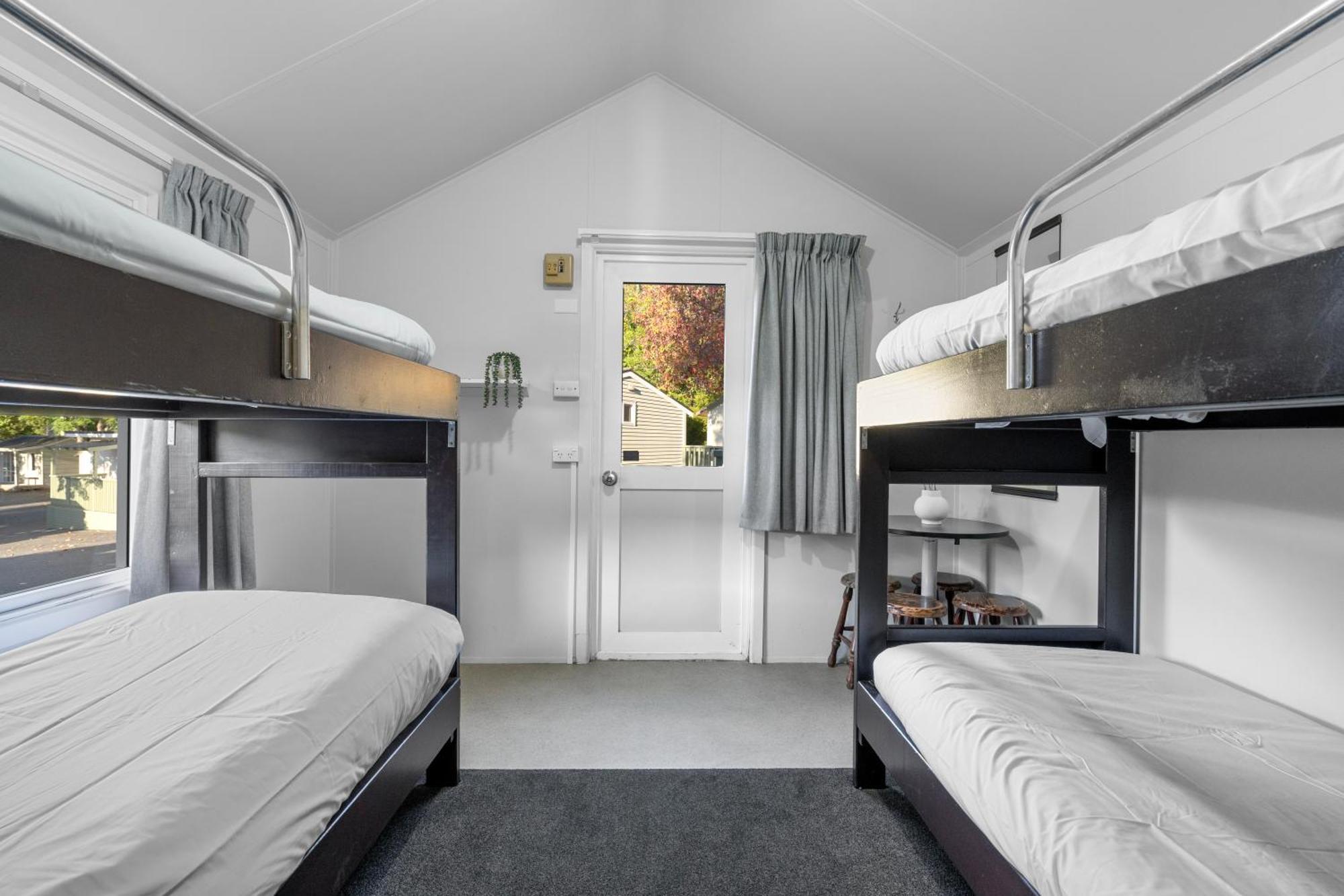 Tasman Holiday Parks พิคตัน ภายนอก รูปภาพ A room at the hostel