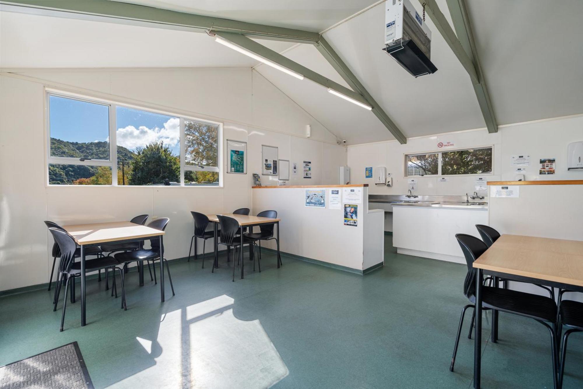 Tasman Holiday Parks พิคตัน ภายนอก รูปภาพ The kitchen at the hostel