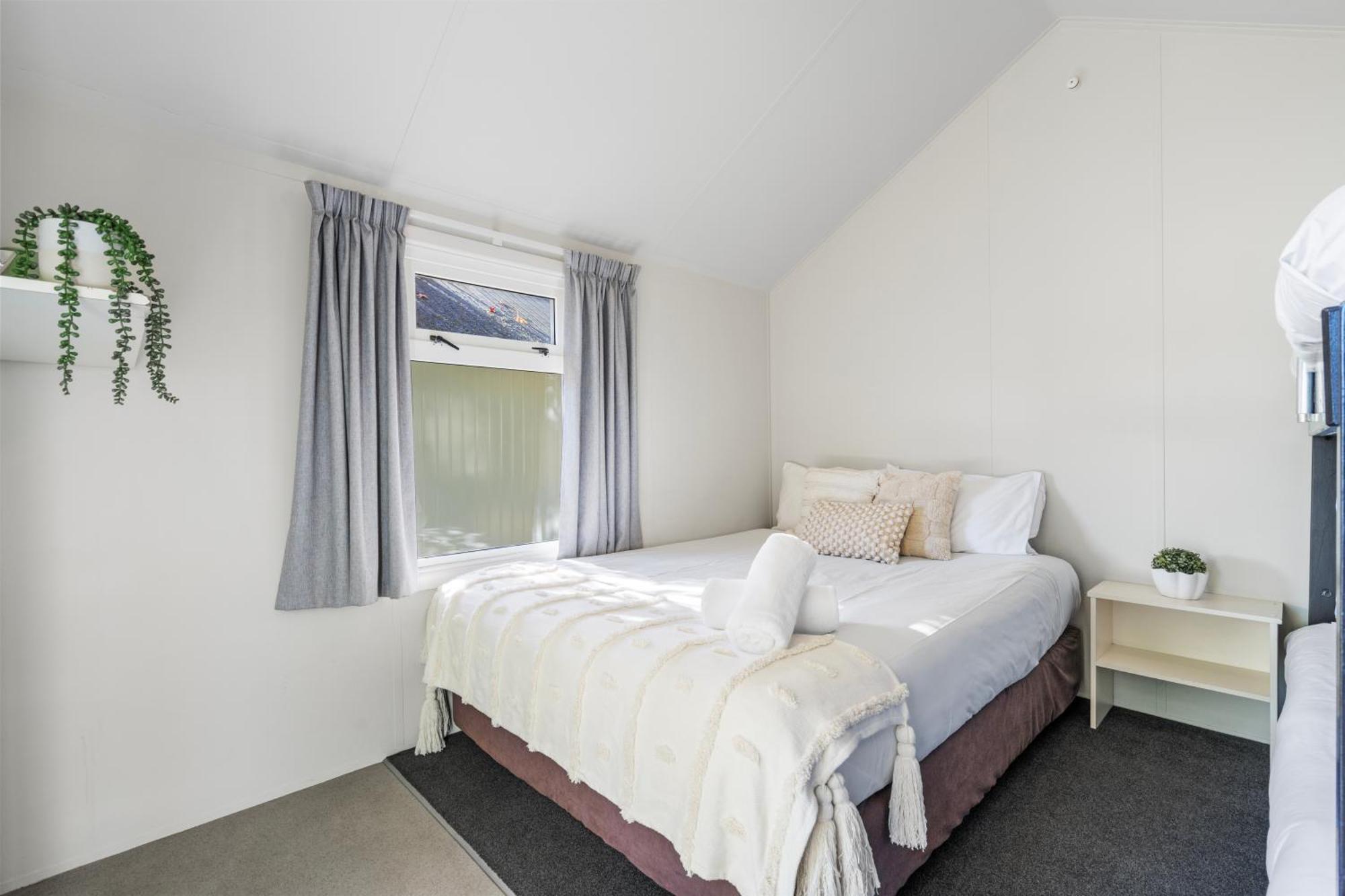 Tasman Holiday Parks พิคตัน ภายนอก รูปภาพ A bedroom in a student flat