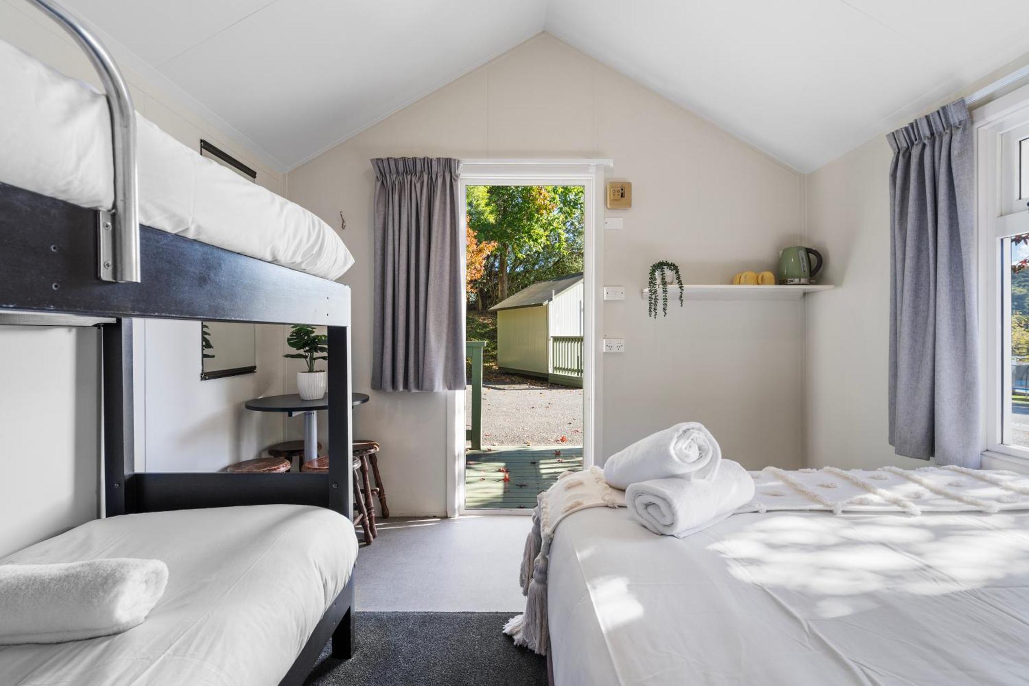 Tasman Holiday Parks พิคตัน ภายนอก รูปภาพ A room at the motel