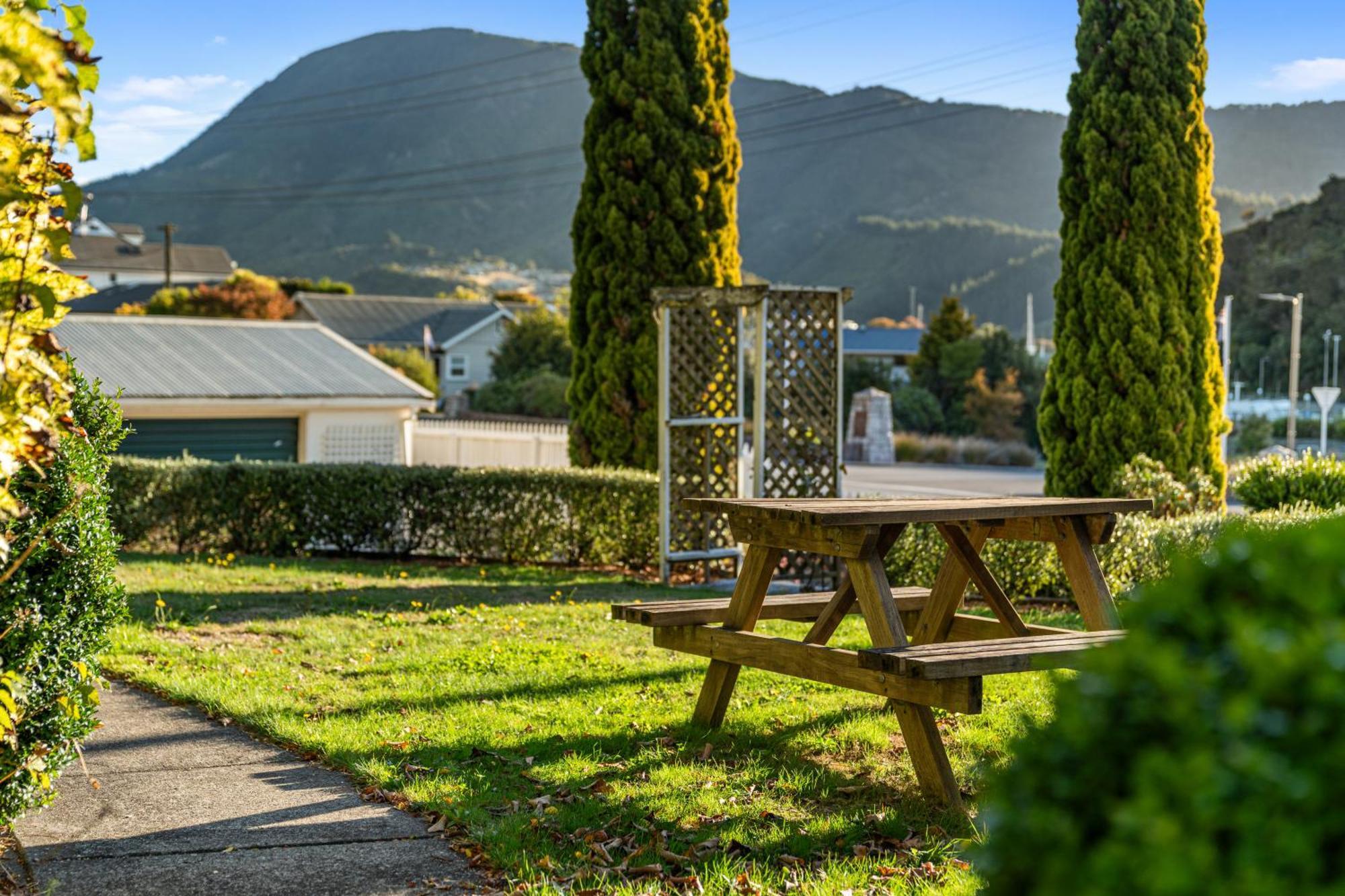 Tasman Holiday Parks พิคตัน ภายนอก รูปภาพ The park's main lawn
