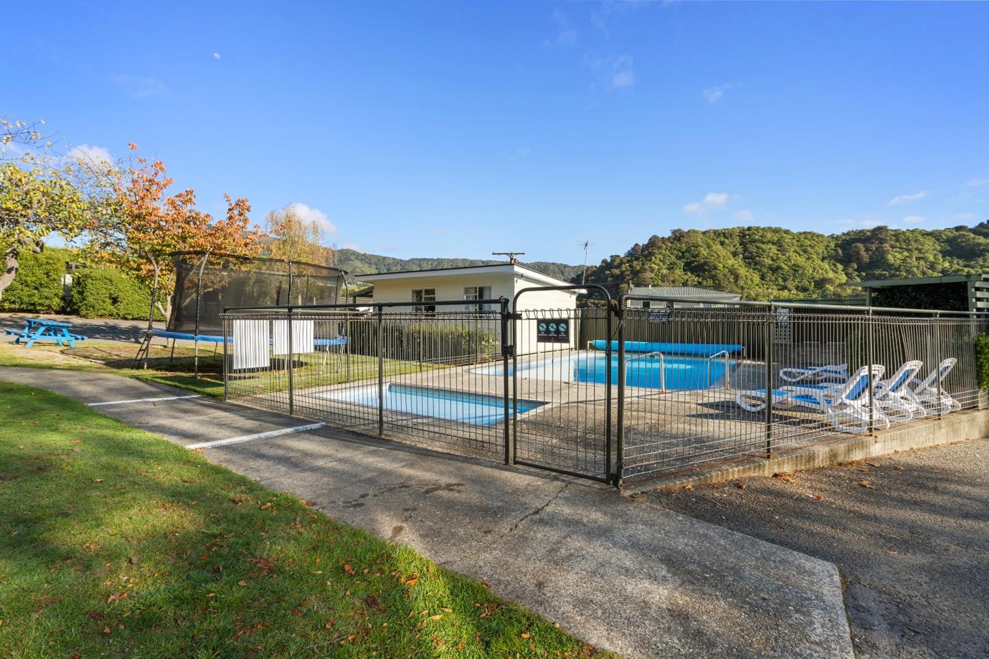 Tasman Holiday Parks พิคตัน ภายนอก รูปภาพ The swimming pool at the station