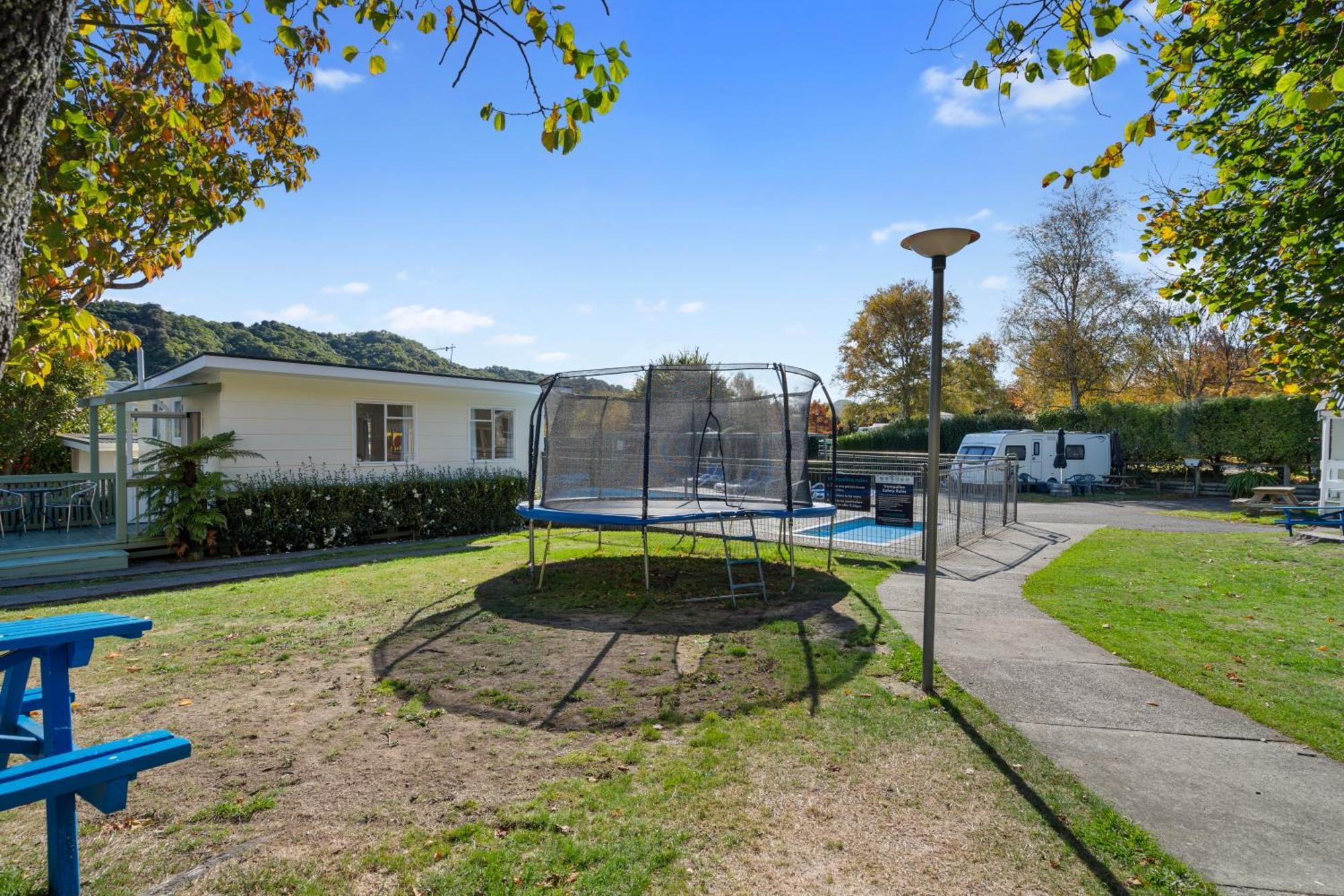 Tasman Holiday Parks พิคตัน ภายนอก รูปภาพ Playground at the park