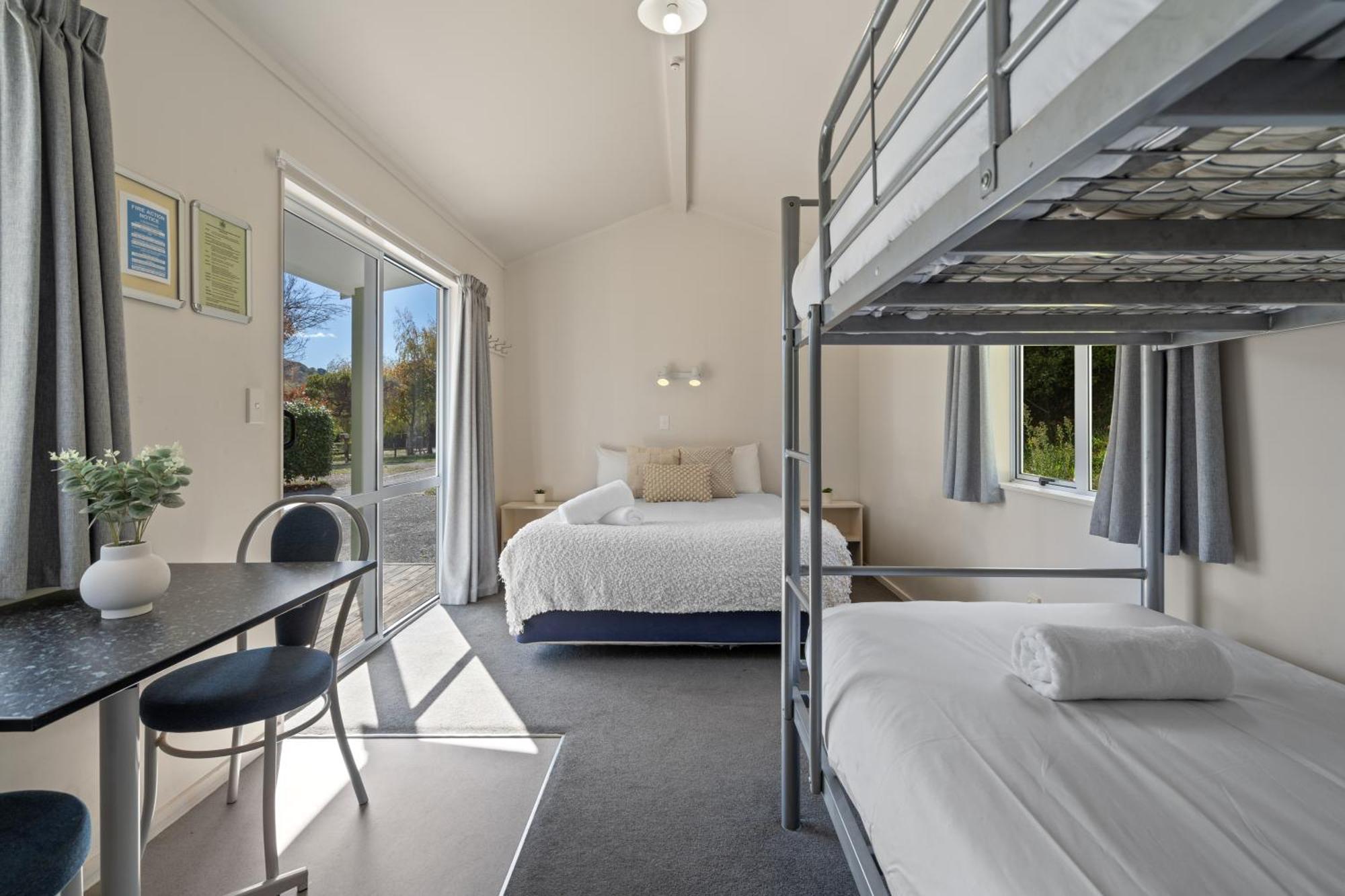 Tasman Holiday Parks พิคตัน ภายนอก รูปภาพ A typical room at a backpackers' hostel in Australia