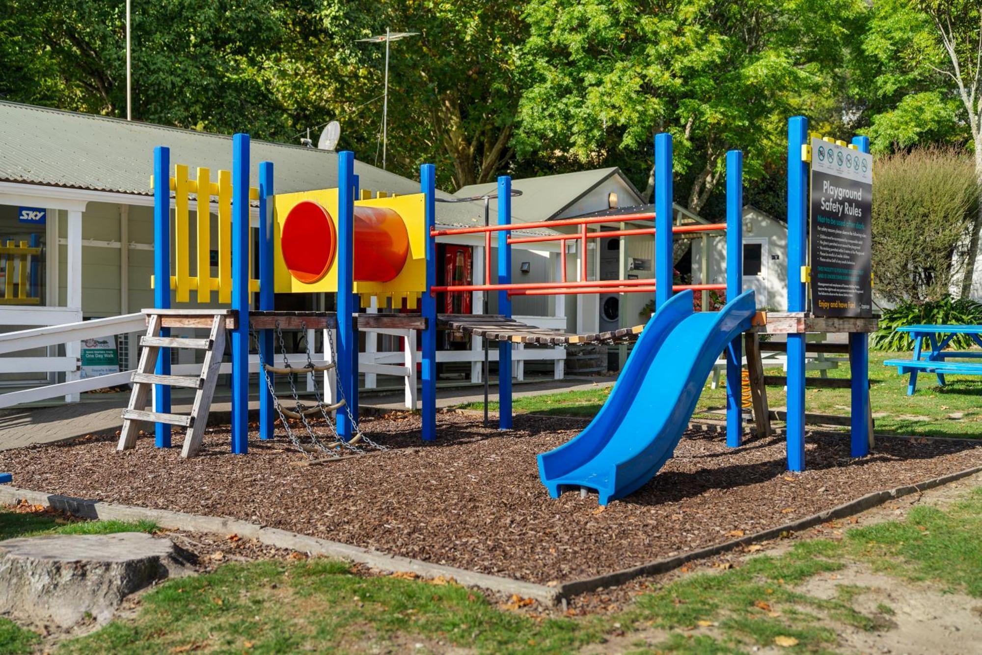 Tasman Holiday Parks พิคตัน ภายนอก รูปภาพ Playground at the station