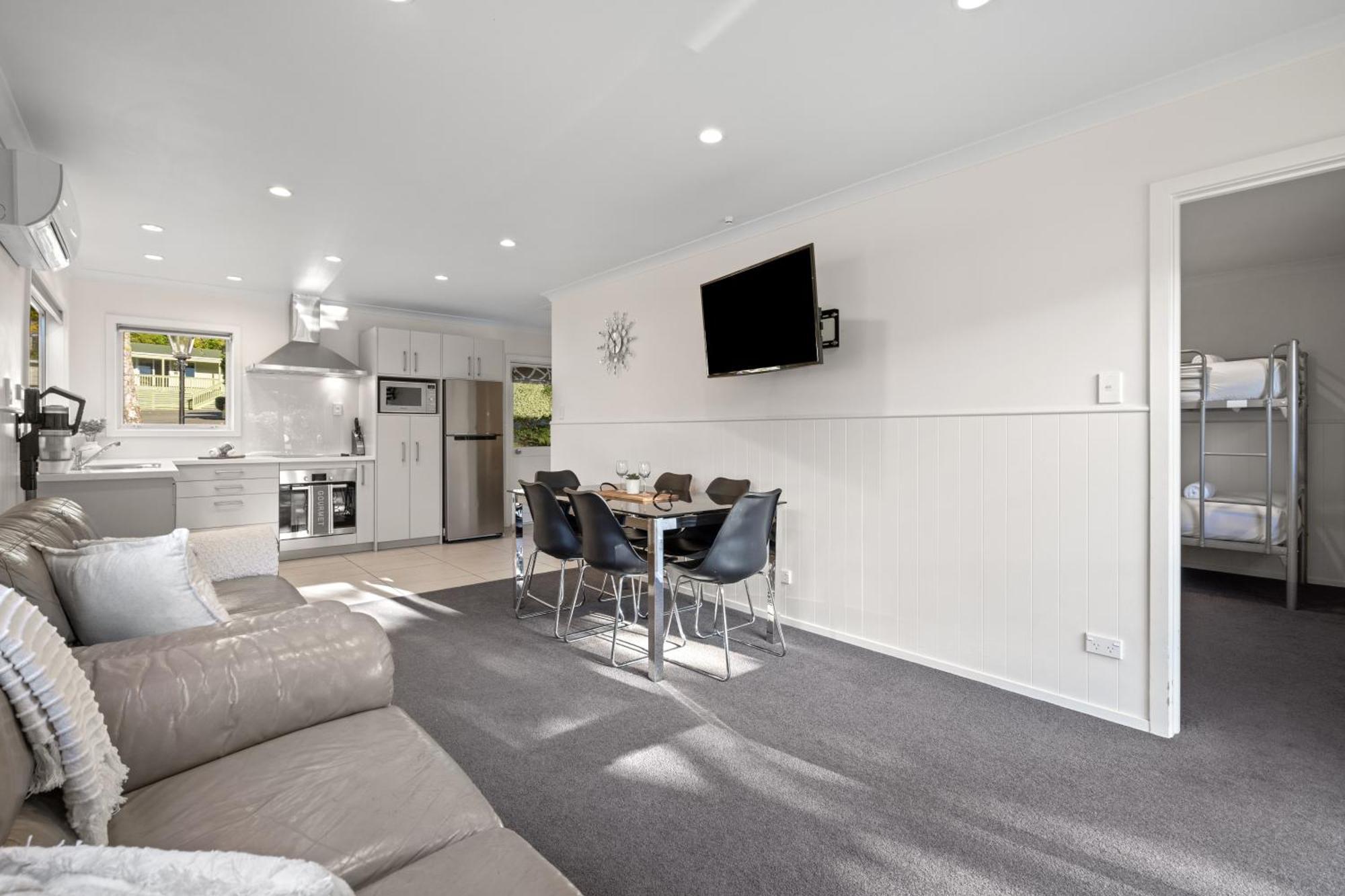 Tasman Holiday Parks พิคตัน ภายนอก รูปภาพ A typical two bedroom apartment