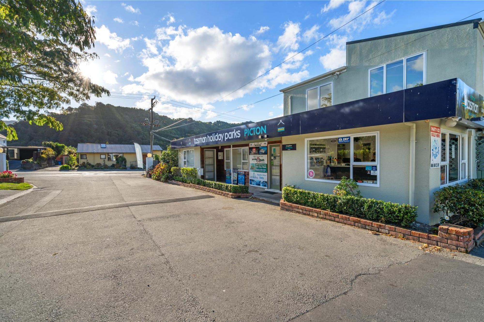 Tasman Holiday Parks พิคตัน ภายนอก รูปภาพ The entrance to the swimming pool