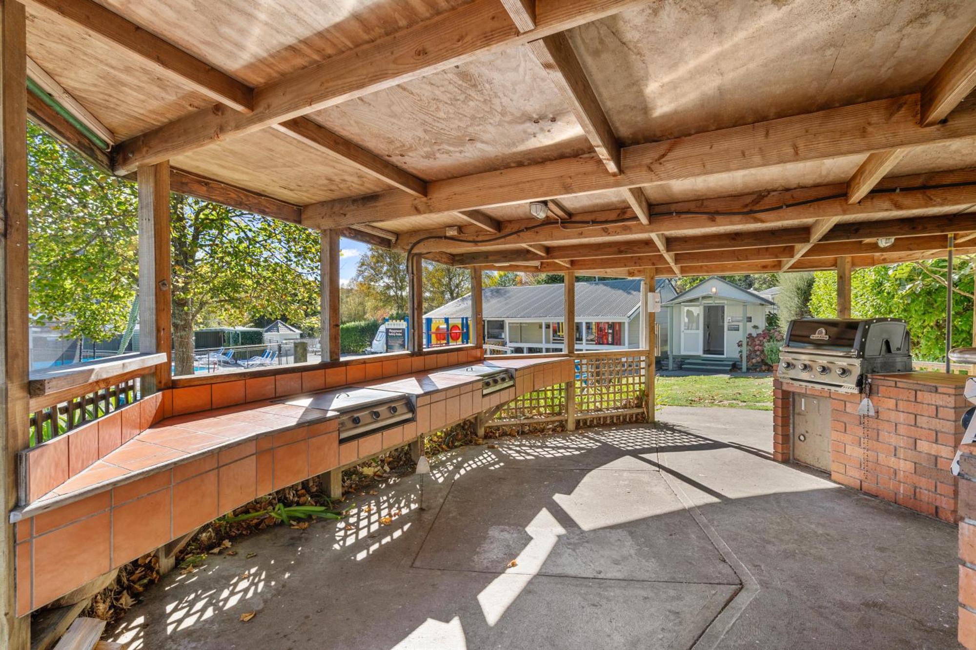 Tasman Holiday Parks พิคตัน ภายนอก รูปภาพ The outdoor kitchen at the Student Union