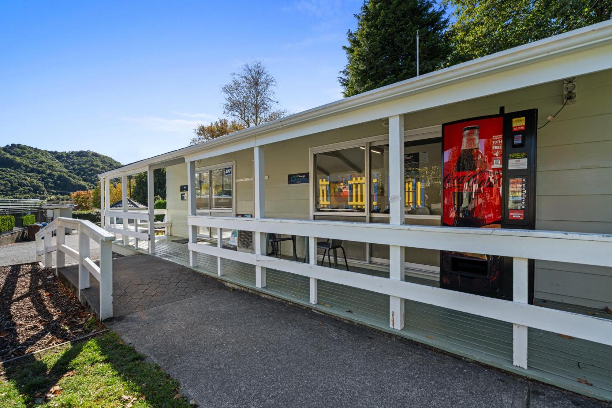Tasman Holiday Parks พิคตัน ภายนอก รูปภาพ The station in 2019