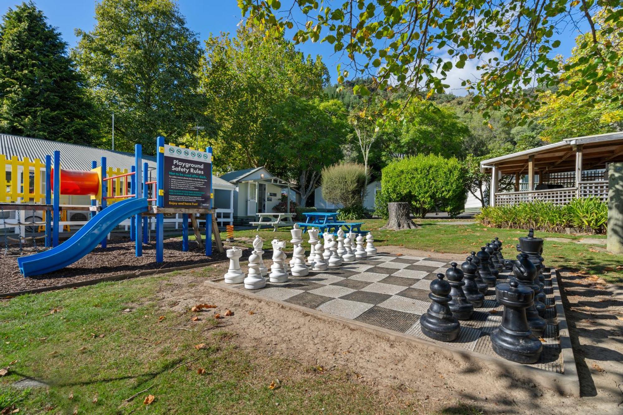 Tasman Holiday Parks พิคตัน ภายนอก รูปภาพ Playground at the station