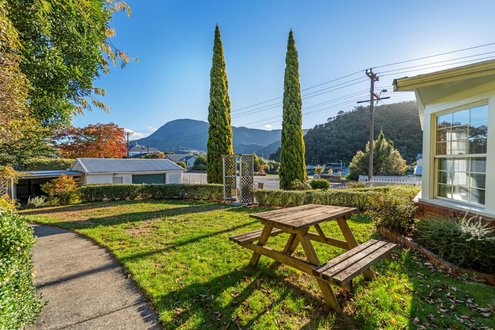 Tasman Holiday Parks พิคตัน ภายนอก รูปภาพ The garden of the Riwaka Tavern