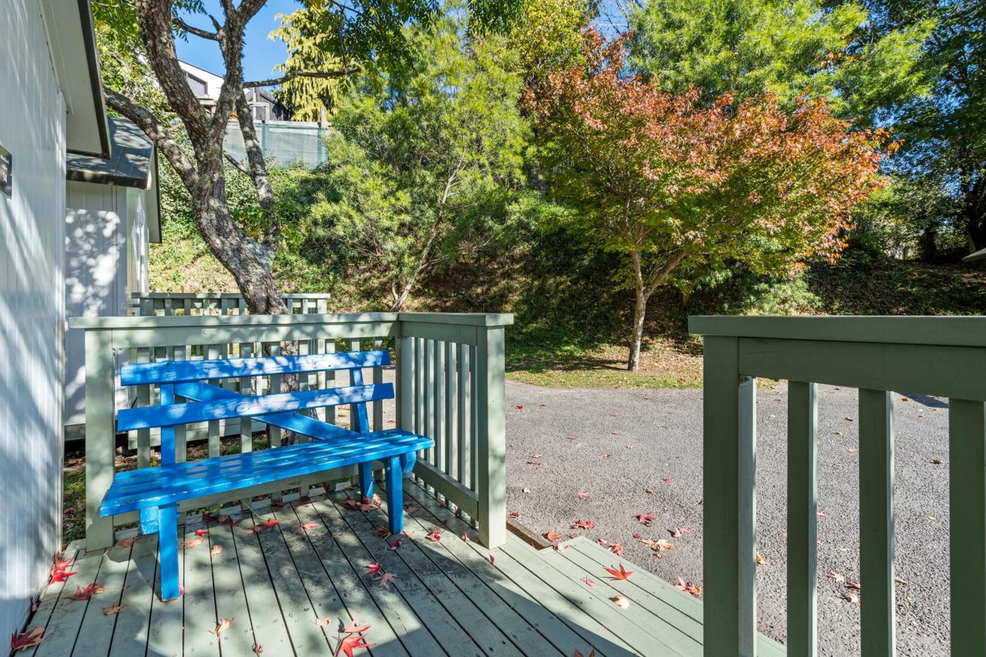 Tasman Holiday Parks พิคตัน ภายนอก รูปภาพ A view of the deck at the 1906 Spring Street house