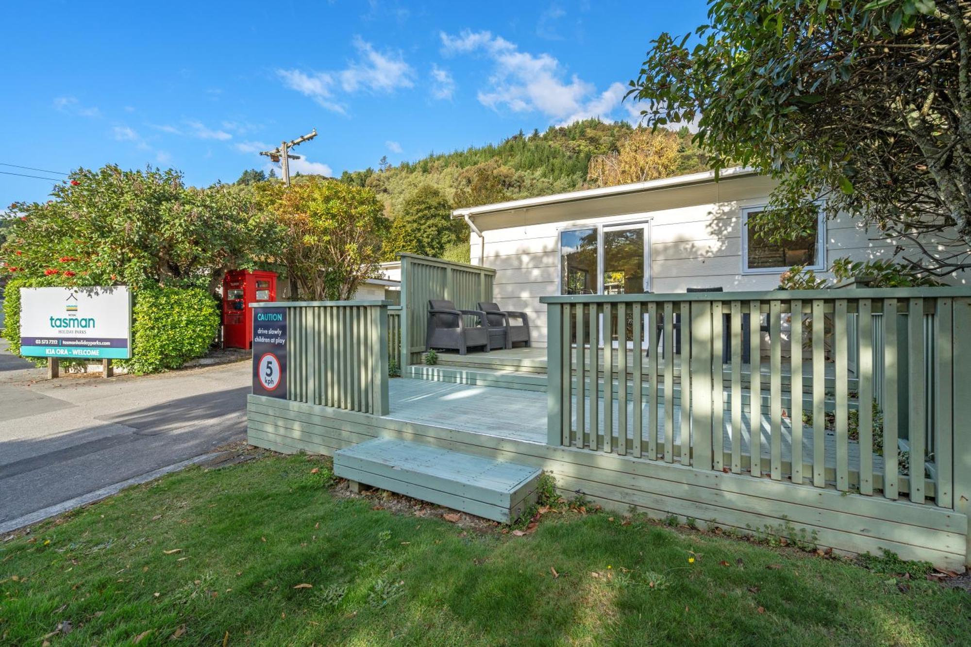 Tasman Holiday Parks พิคตัน ภายนอก รูปภาพ A static home at the park