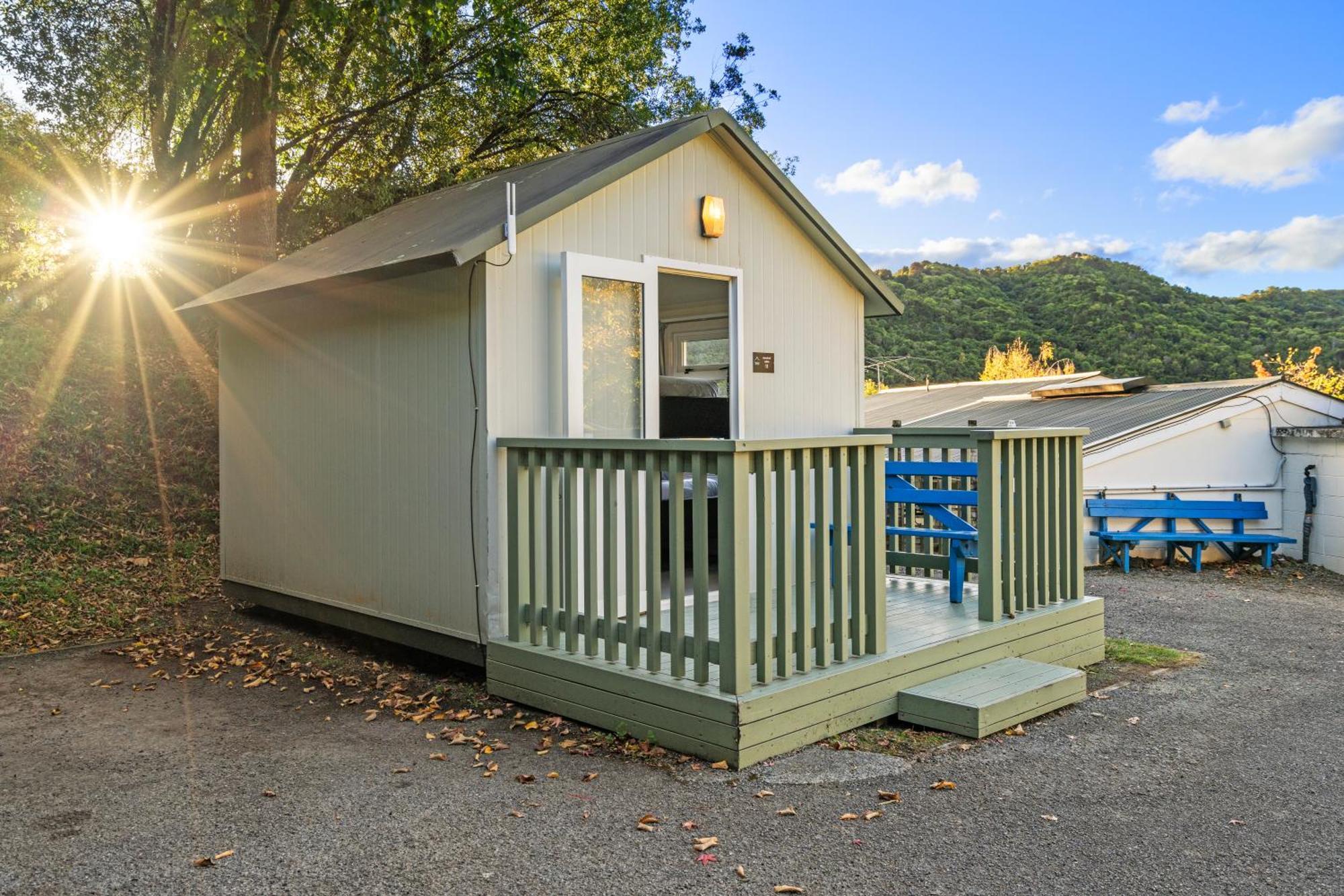 Tasman Holiday Parks พิคตัน ภายนอก รูปภาพ A tiny home at the Riverview Motel in New Zealand