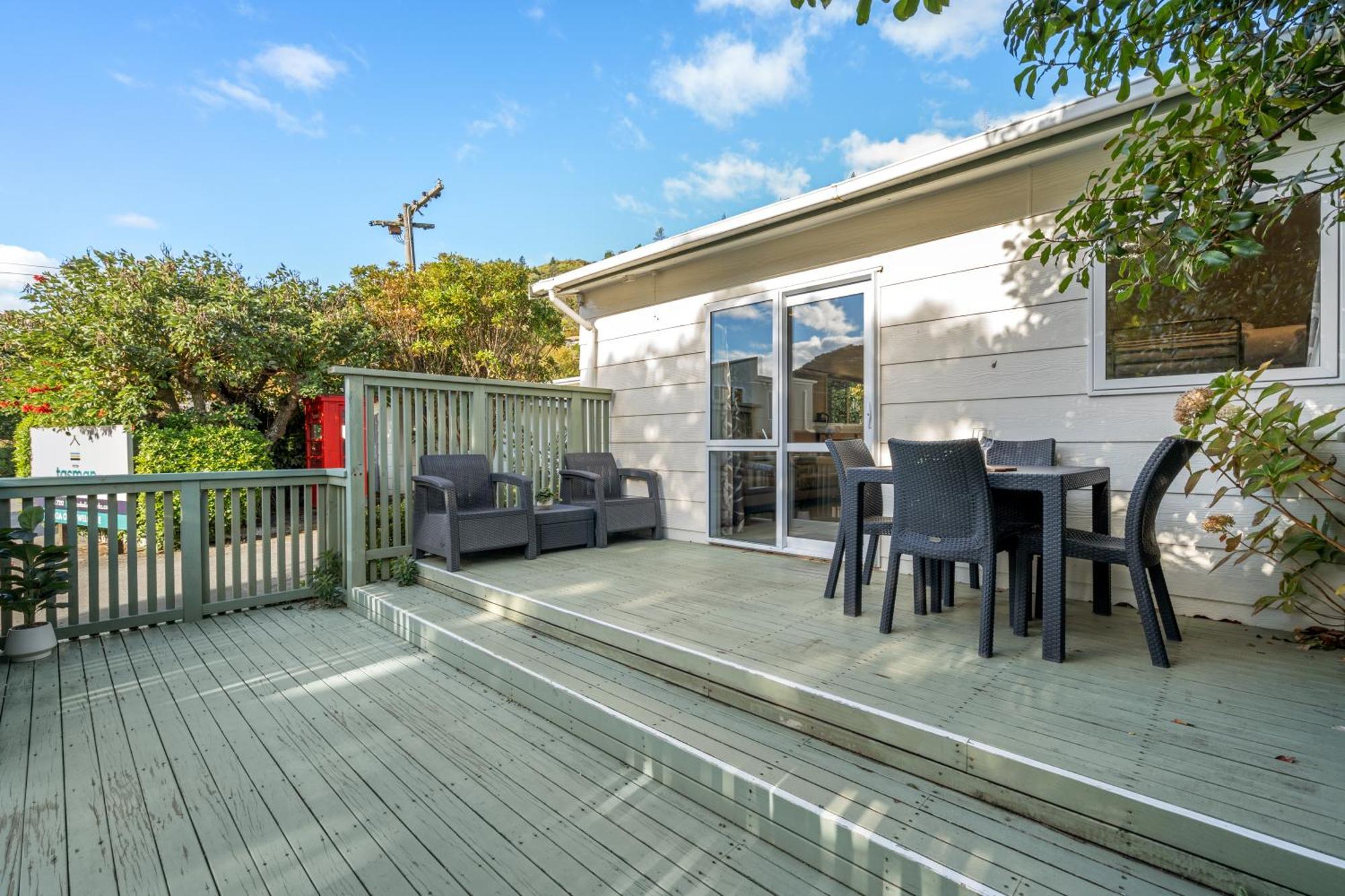 Tasman Holiday Parks พิคตัน ภายนอก รูปภาพ A deck in New Zealand